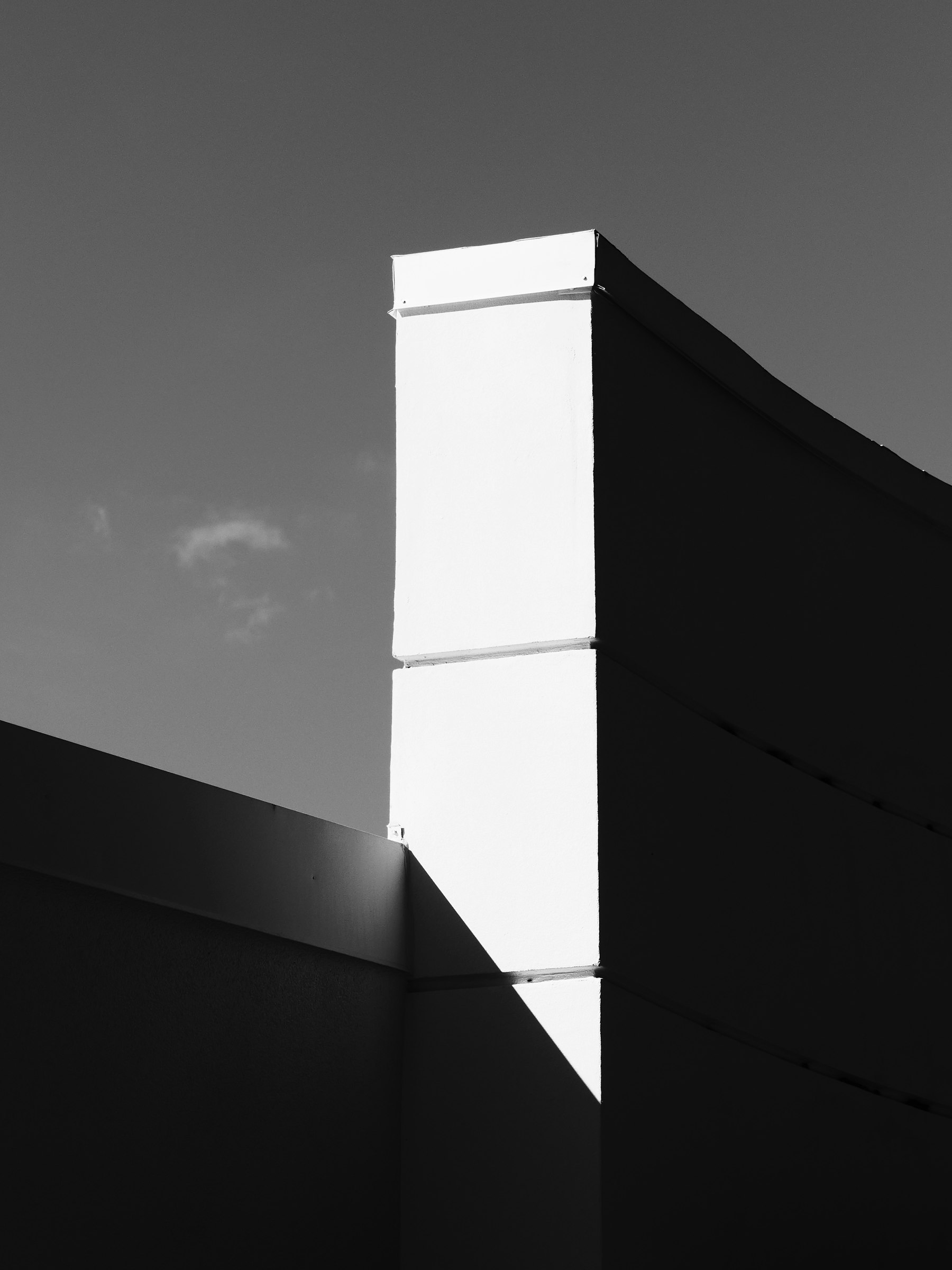 Casa Umbral, juego de sombras geométricas en fachada
