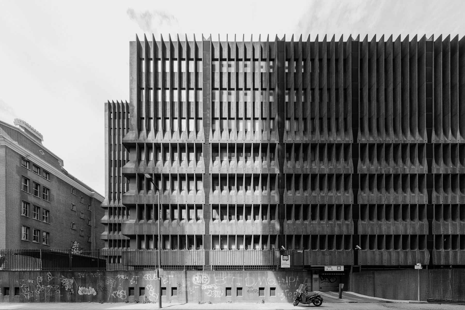 Edificio Lámina, fachada de aletas verticales