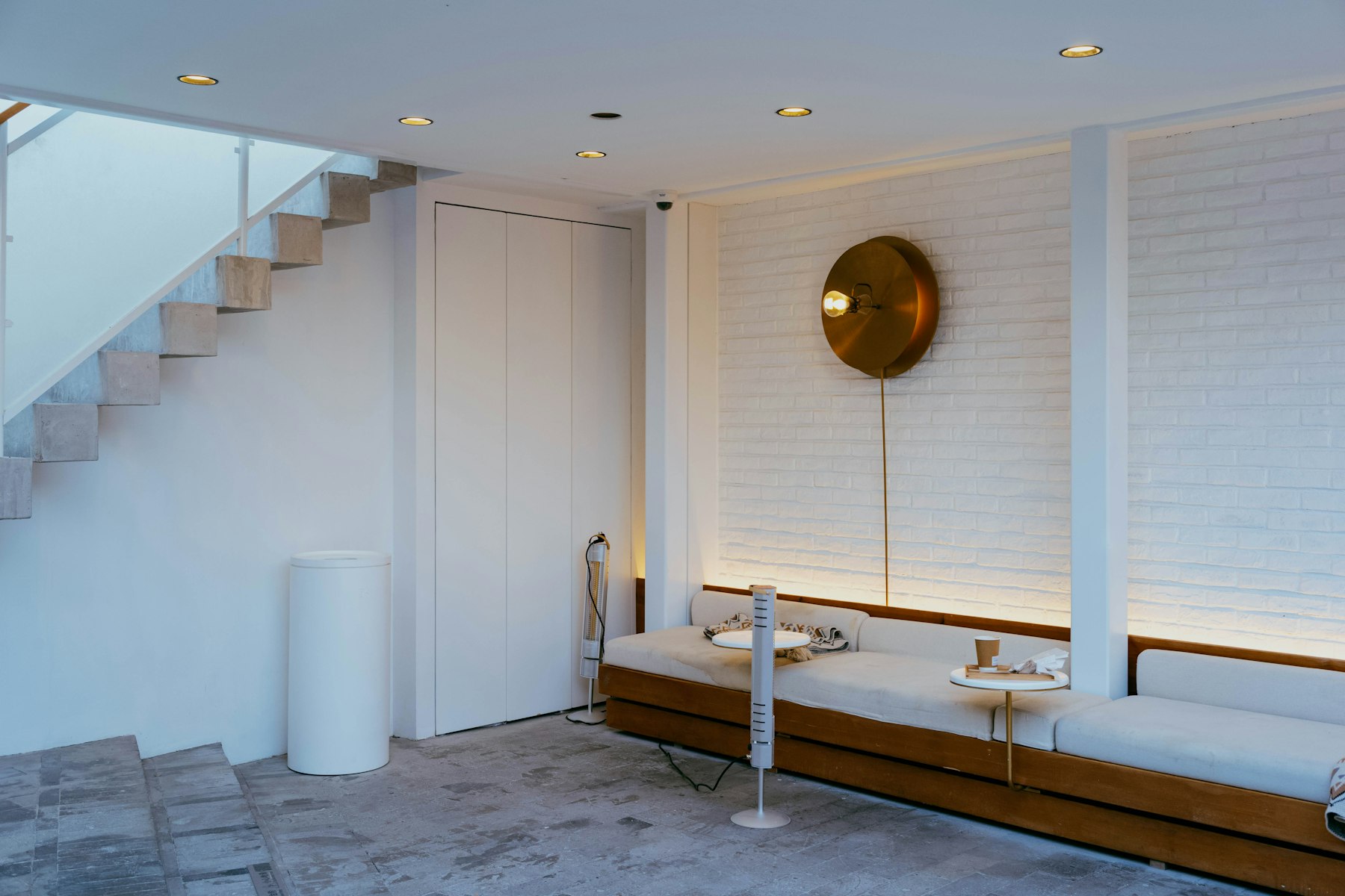 Casa Meridiana, salón minimalista con luz natural